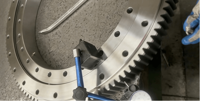 Slewing bearing bolt fracture surface features